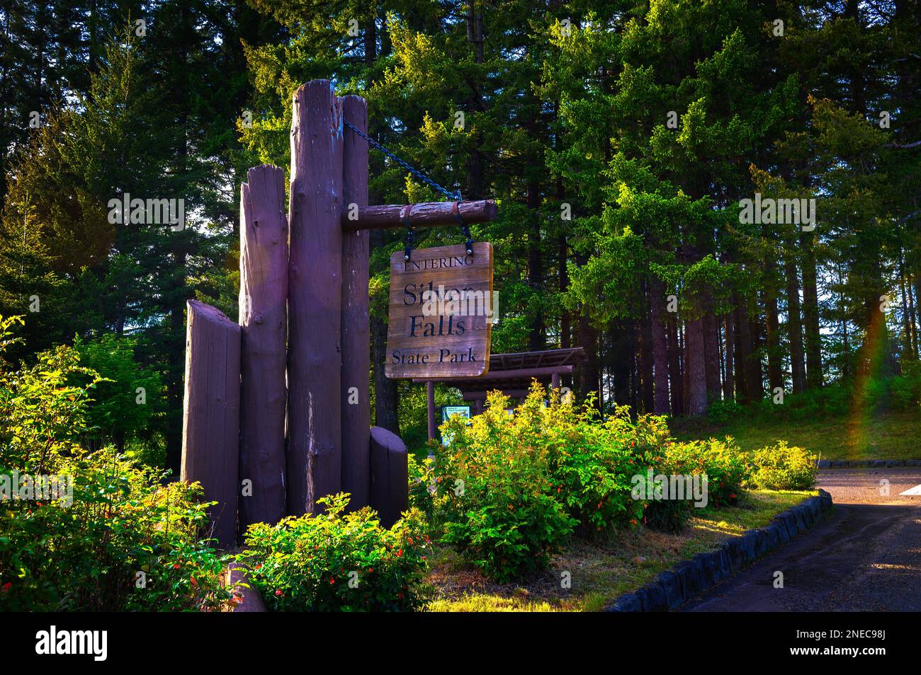 Begrüßungsschild am Eingang zum Silver Falls State Park in Oregon Stockfoto