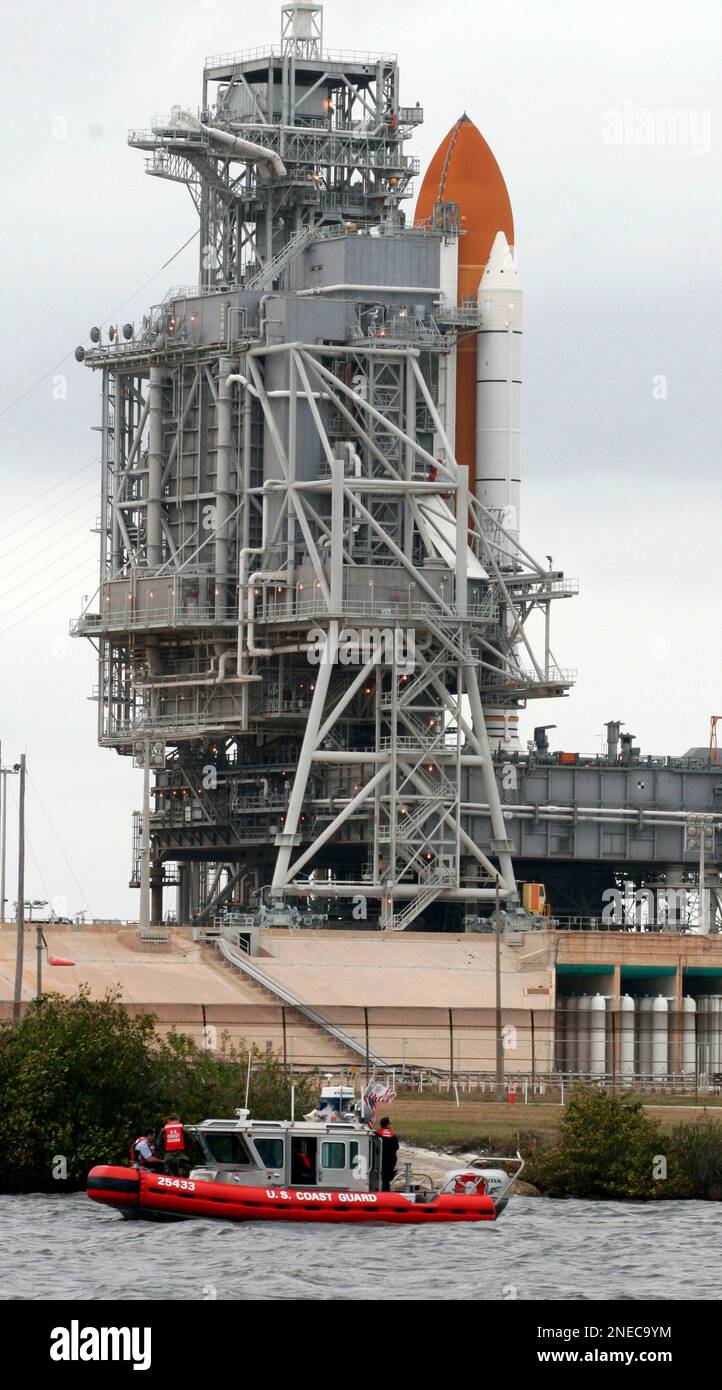 A U.S Coast Guard patrol boat is seen near pad 39A at the Kennedy Space Center at Cape Canaveral, Fla. Friday Feb. 5, 2010. Space Shuttle Endeavour is scheduled to lift off Sunday morning on a mission to deliver the final large living space and an observation deck to the International Space Station. (AP Photo/Marta Lavandier) Stockfoto