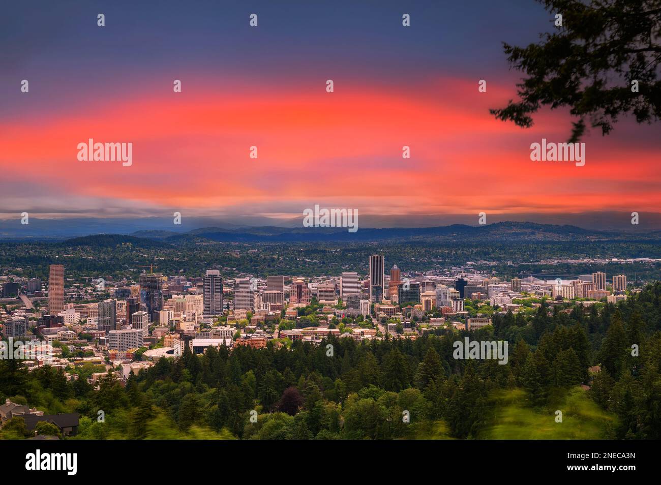 Sonnenuntergang über der Skyline von Portland, Oregon, vom Pittock Mansion Aussichtspunkt Stockfoto