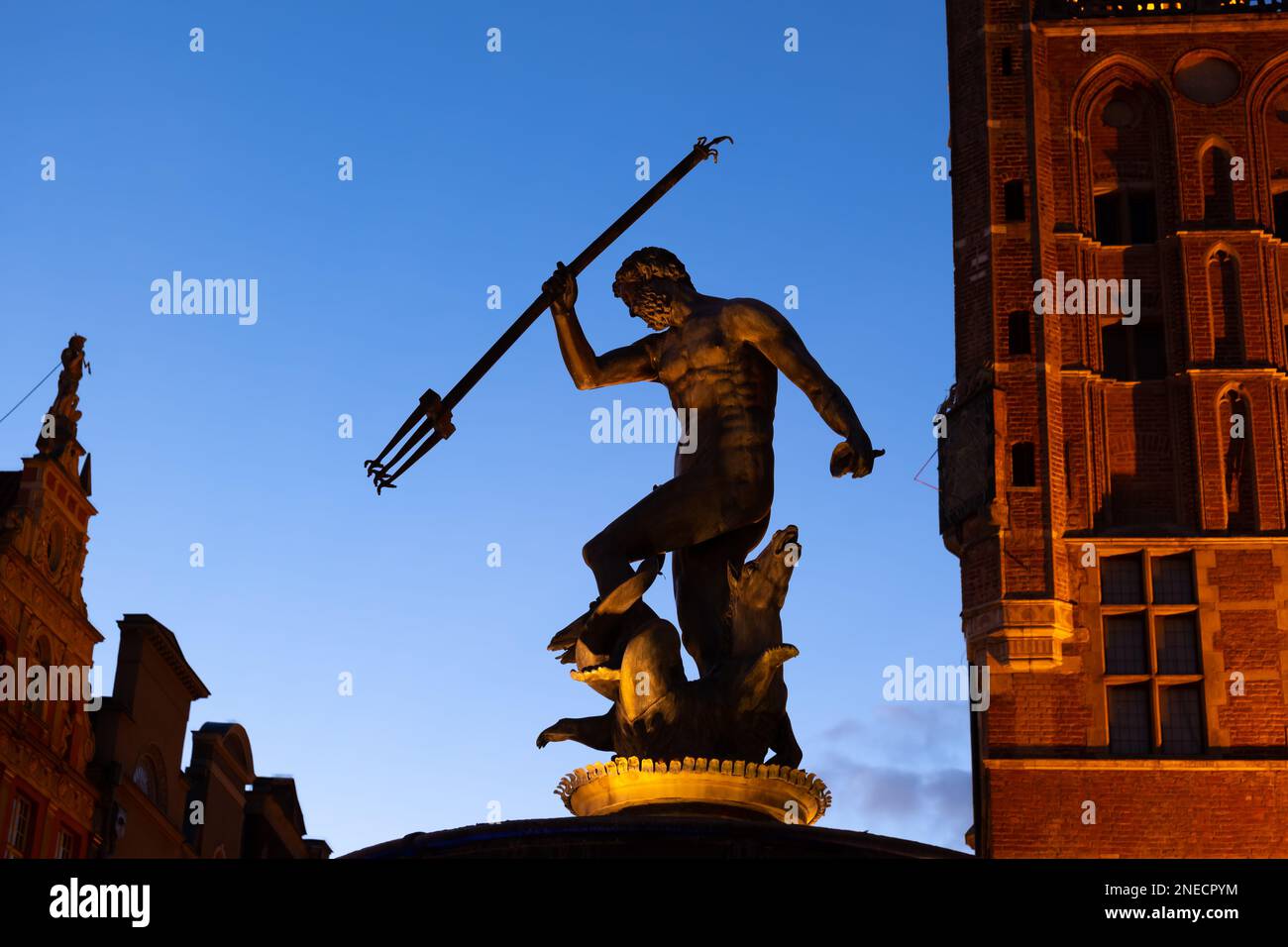 Der Neptunbrunnen in der Dämmerung in Danzig, Polen, historische Bronzeskulptur aus dem Jahr 1615, flämischer Manierismus und Rokokoko-Stil. Stockfoto