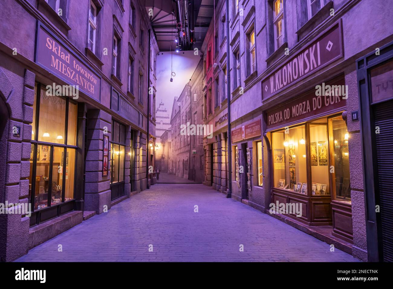 Gdańsk, Polen, Nachbildung einer polnischen Einkaufsstraße aus der Zeit vor dem Krieg im Museum des Zweiten Weltkriegs (Polnisch: Muzeum II Wojny Światowej). Stockfoto