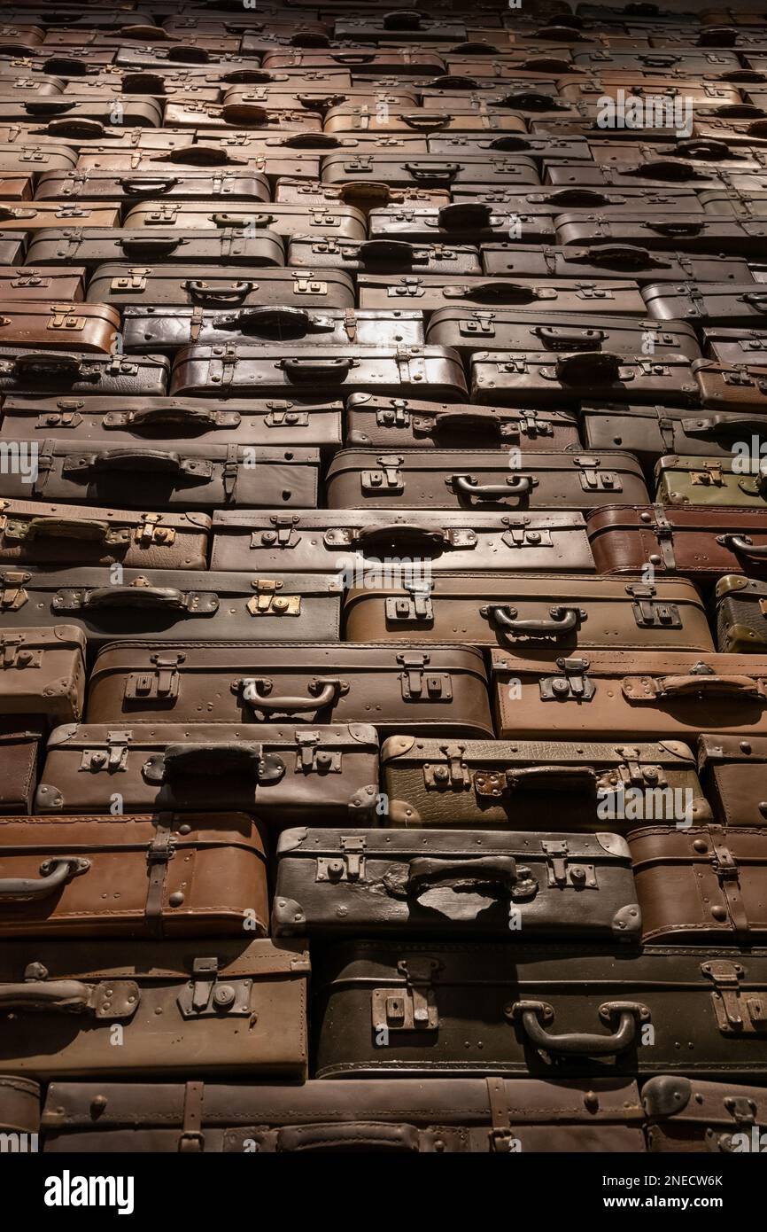 Kofferwand von Opfern, die in deutsche Konzentrationslager deportiert wurden, Ausstellung im Museum des Zweiten Weltkriegs in Danzig, Polen. Stockfoto