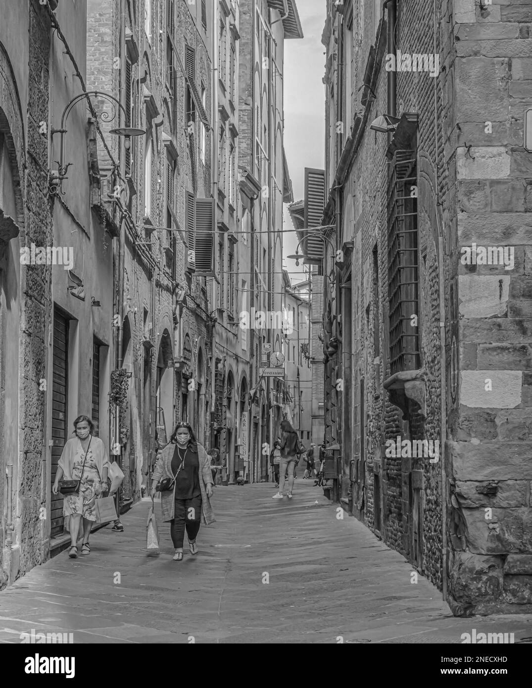 Typische mittelalterliche Gasse in der mittelalterlichen Stadt Lucca in der Toskana, Zentralitalien, Europa Stockfoto