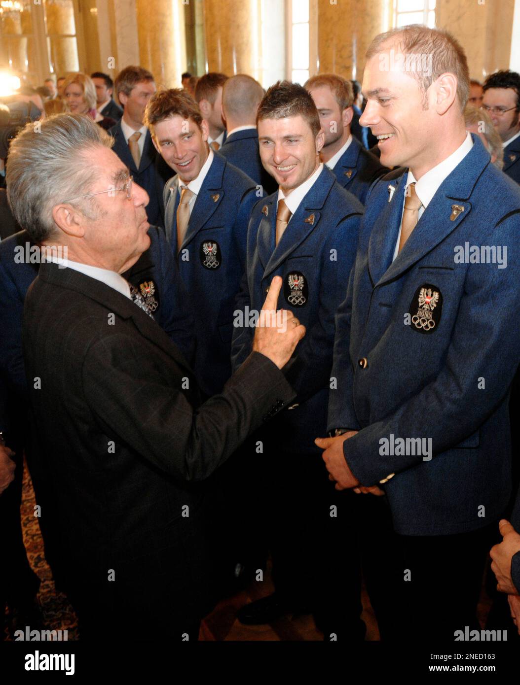 Austrian President Heinz Fischer talks to Austrian alpine skiers Benjamin Raich, Reinfried Herbst and Michael Walchhofer, from left, during a farewell ceremony for the Winter Olympics in Vancouver, on Monday, Feb. 1, 2010, at Vienna's Hofburg palace. (AP PhotoHans Punz) Stockfoto