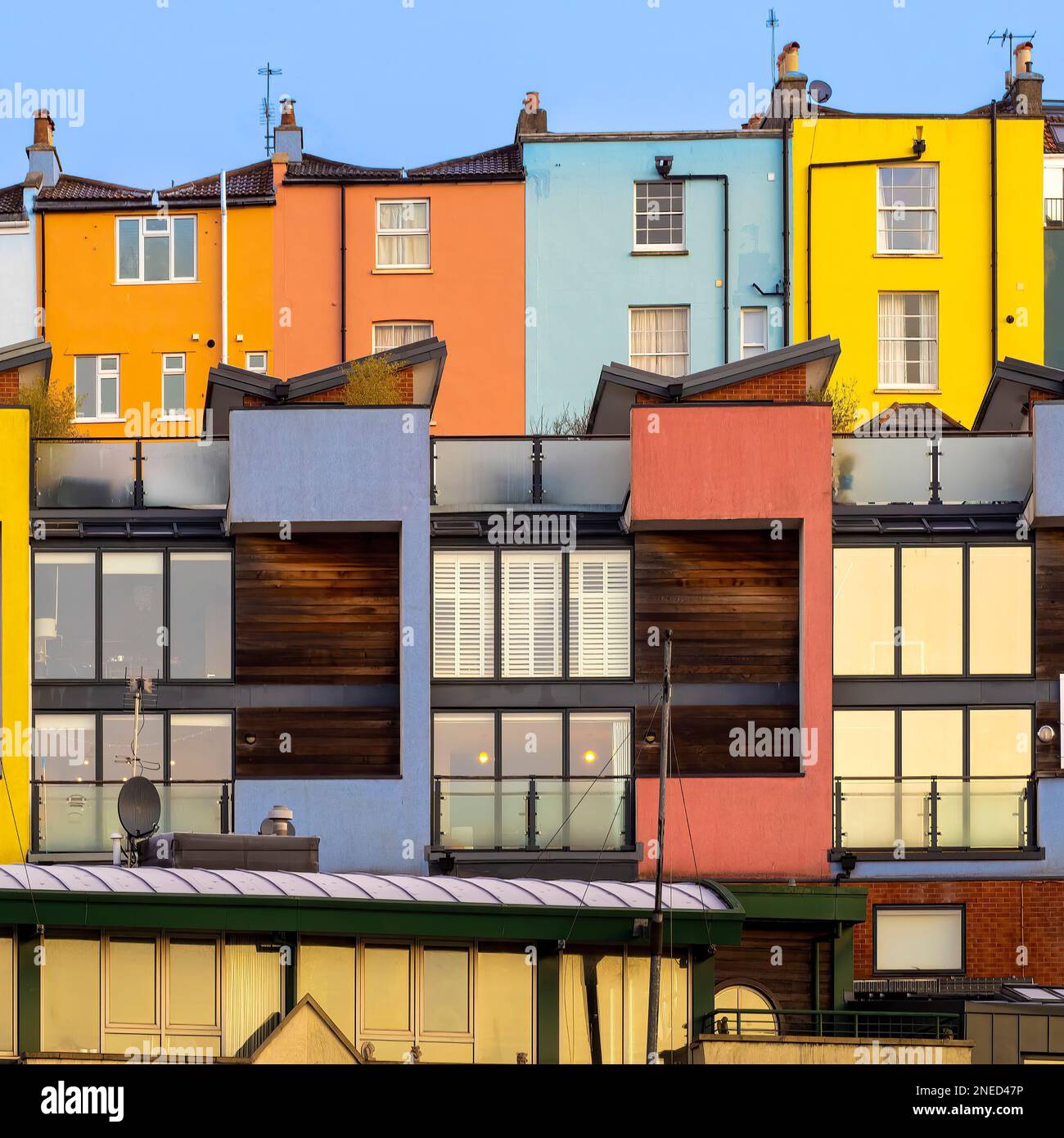 Farbenfrohe traditionelle und moderne Terrassenhäuser in Bristol. UK Stockfoto