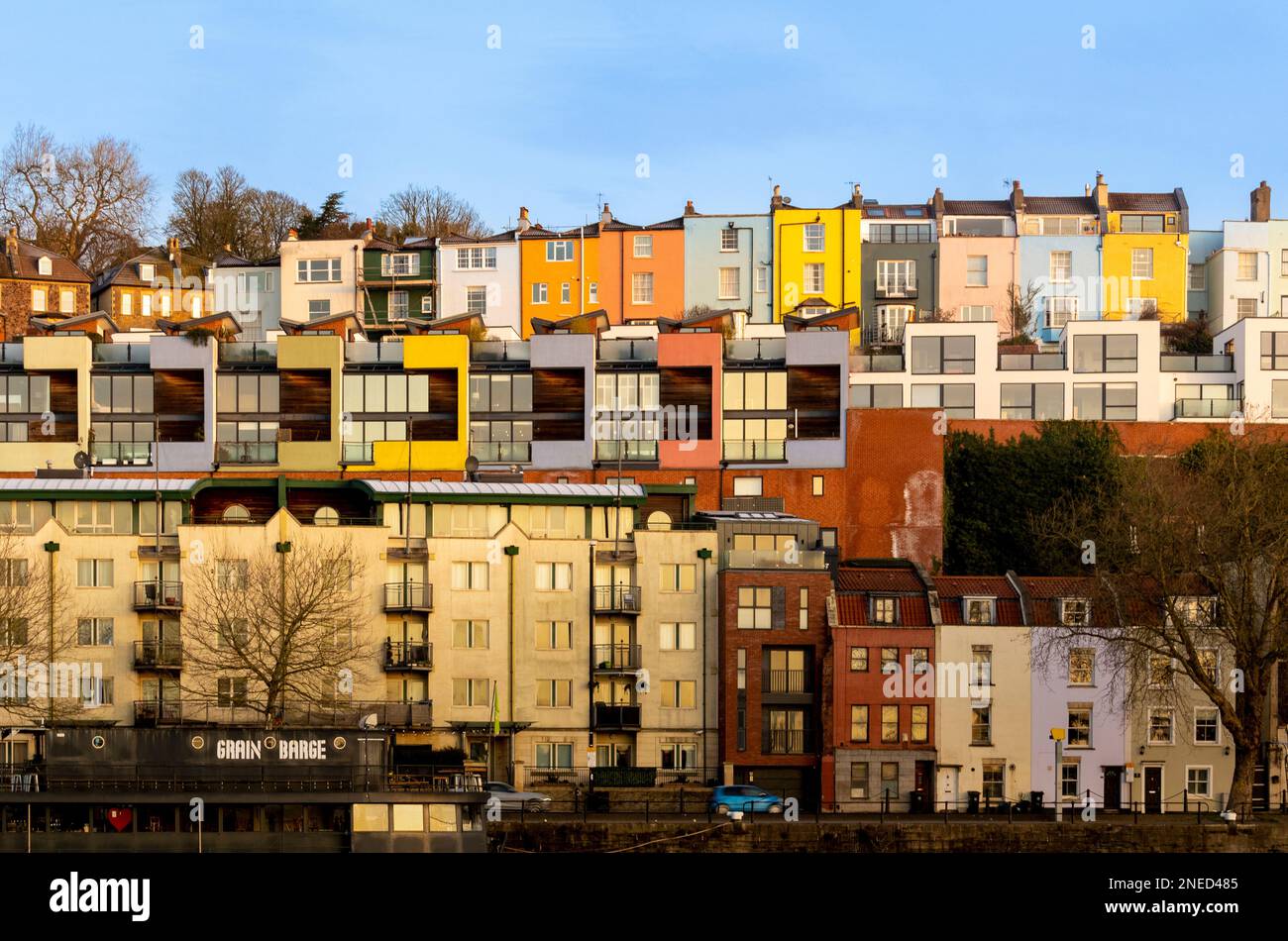 Eine Reihe farbenfroher Terrassenhäuser und Apartments im Cliftonwood-Bereich mit Blick auf den Fluss Avon und Bristol Marina. UK Stockfoto