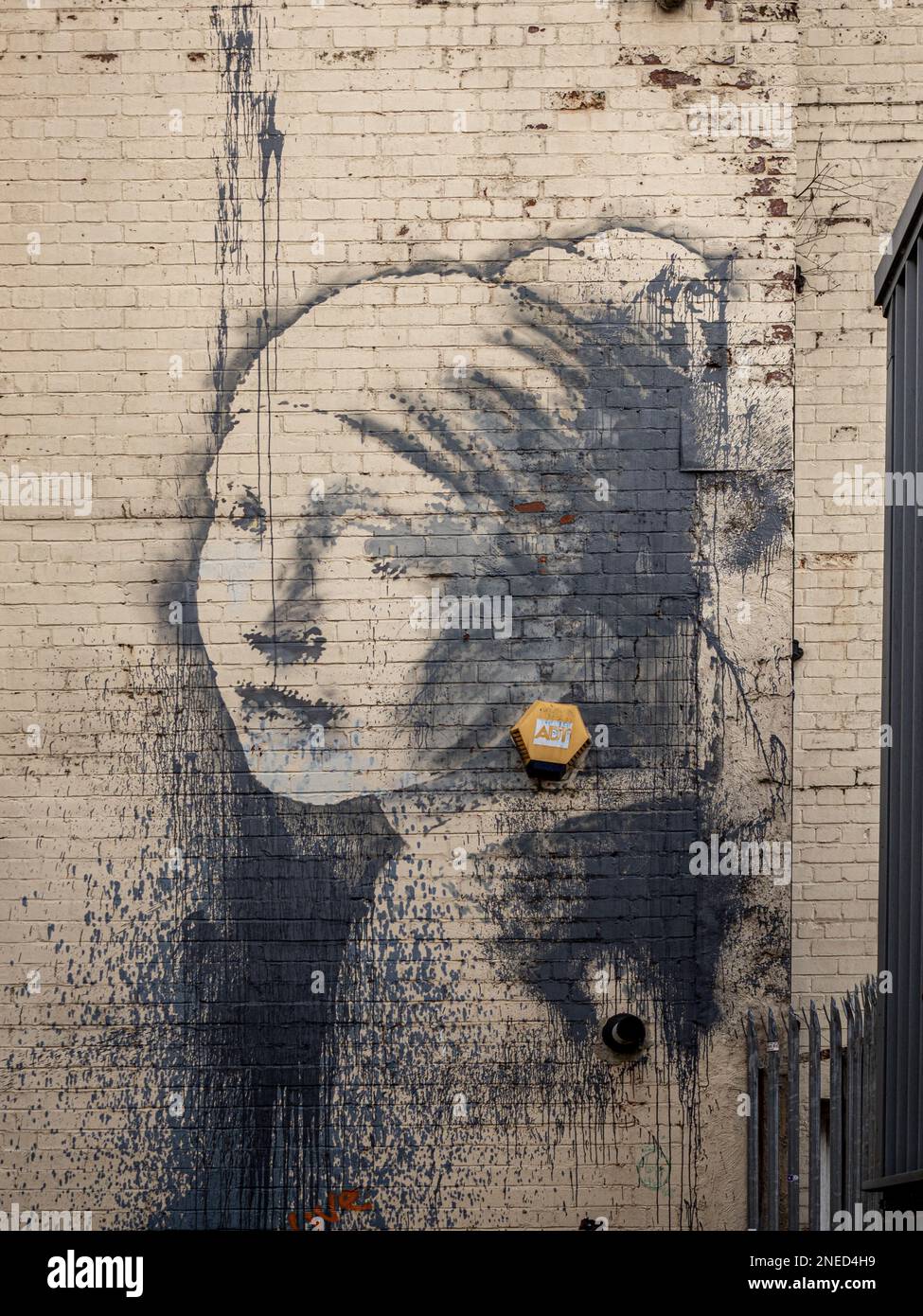 Banksy Bristol Gasse Graffiti Mural The Girl mit dem durchbohrten Trommelfell inspiriert von Vermeer's Girl mit einem Perlenohrring. Bristol. UK Stockfoto