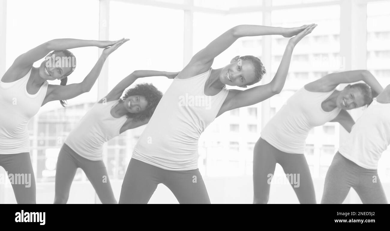 Zusammensetzung der Gruppe glücklicher Frauen, die im Fitnesskurs in Schwarz-Weiß trainieren. Digitales im-Konzept für Sport, Fitness und aktiven Lifestyle Stockfoto