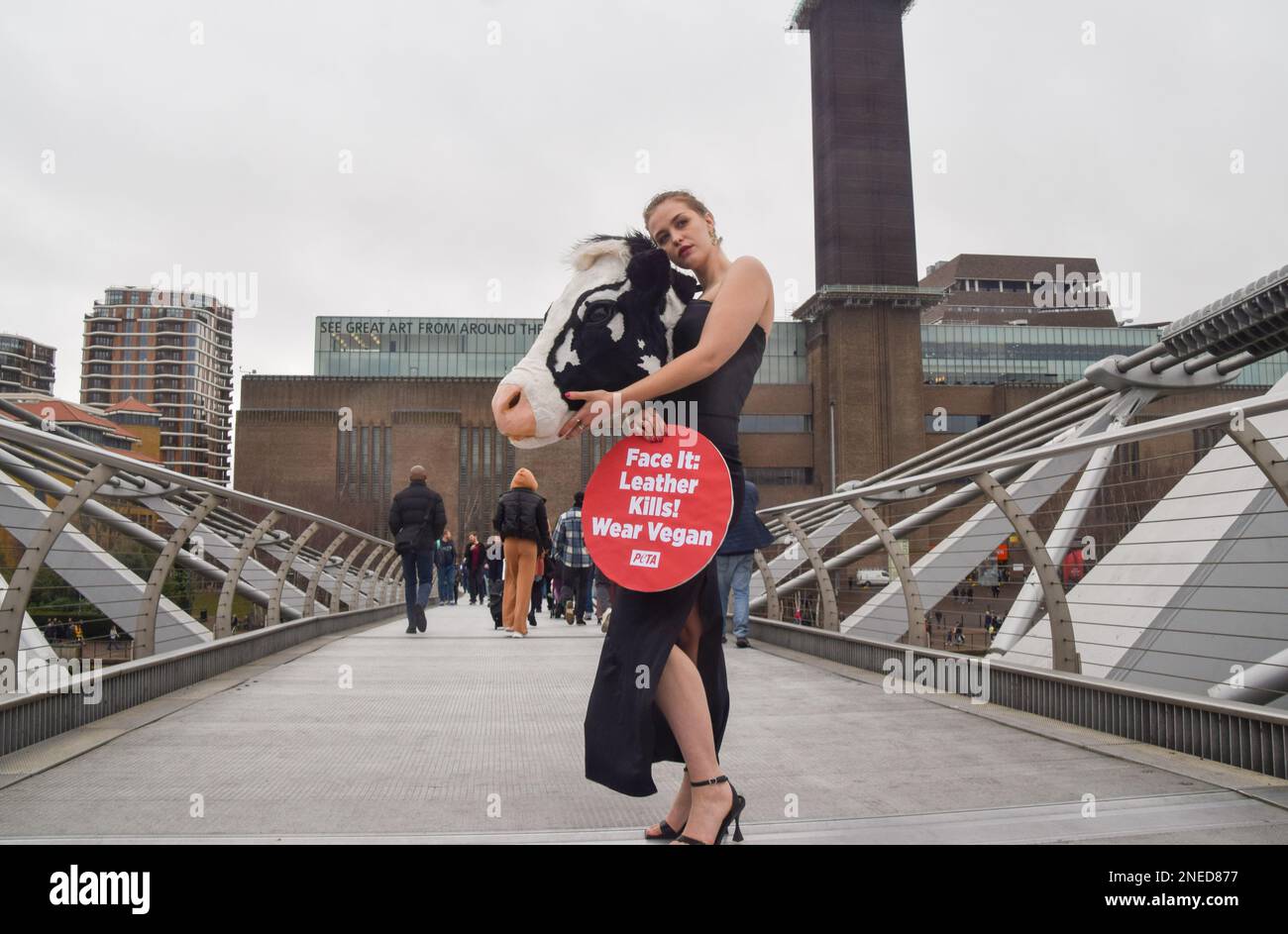 London, Großbritannien. 16. Februar 2023 PETA inszenierte am Vorabend der London Fashion Week einen „Laufsteg“ auf der Millennium Bridge mit einem Modell, das einen künstlichen Kuhkopf im Schiaparelli-Stil trug. Der Stunt soll die Menschen dazu inspirieren, Tierleder loszuwerden, und verweist auf Schiaparellis „Tierköpfe“, die kürzlich auf der Pariser Modewoche viel Kontroversen ausgelöst haben. Kredit: Vuk Valcic/Alamy Live News Stockfoto