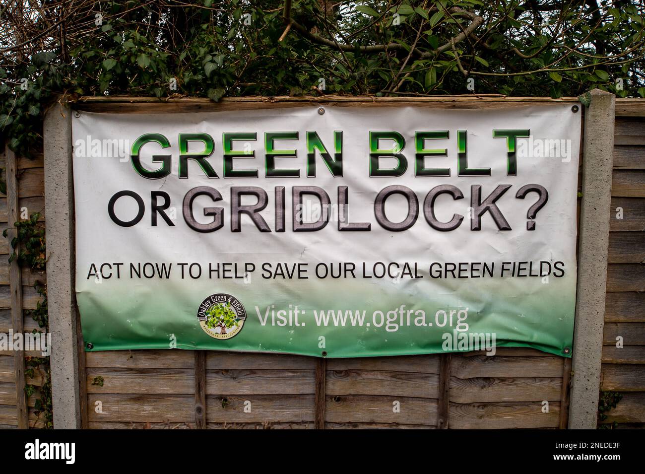 Windsor, Berkshire, Großbritannien. 16. Februar 2023. Banner, die unsere lokalen grünen Felder retten wollen. Eine große Fläche Grüngürtelland, die für 135 Wohnungen in West Windsor, Berkshire, vorgesehen ist, an der A308, die von den Entwicklern Wates gekauft wurde, wurde an Crest Nicholson für eine nicht offengelegte Summe verkauft. Royal Borough von Windsor und Maidenhead Planer haben im vergangenen Jahr Pläne für das Entwicklungsprinzip genehmigt. Da die Parzelle in den Stadtplan aufgenommen wurde, wird sie für Entwicklungszwecke aus dem Green-Belt-Status gestrichen. Wates wird ein weiteres riesiges Paket Green Belt behalten, und das wird er auch Stockfoto