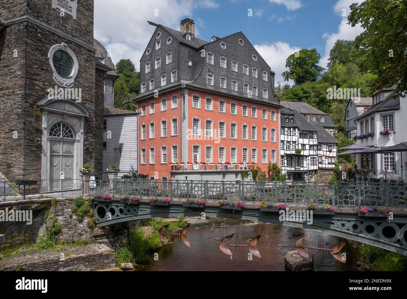 Rotes Haus auf der Rur, Monschau, Eifelstieg, Eifel, Aachen City Region, Nordrhein-Westfalen, Deutschland Stockfoto
