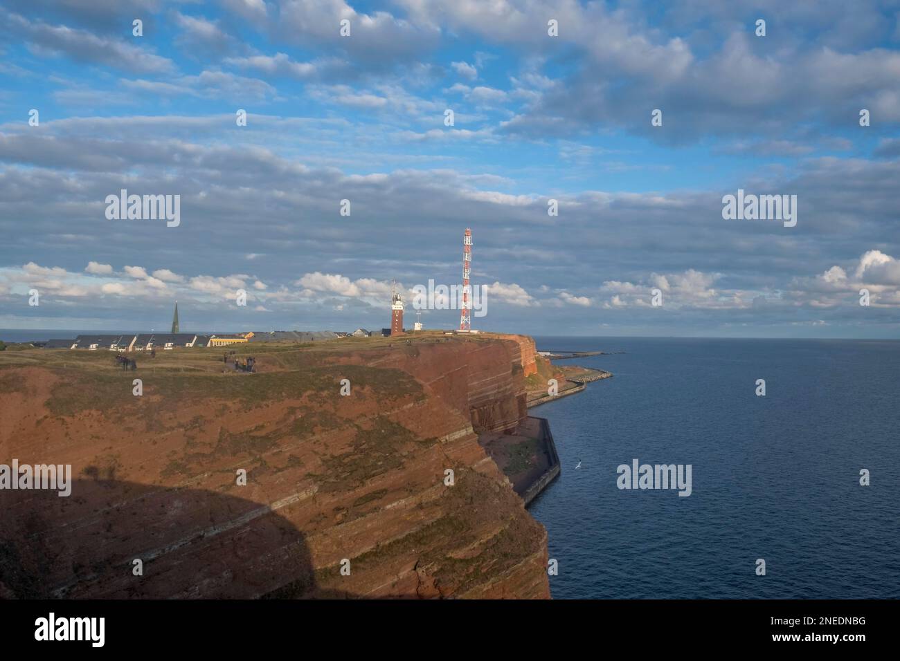 Weg am Klippenrand mit Leuchtturm und Sender, Helgoland Stockfoto