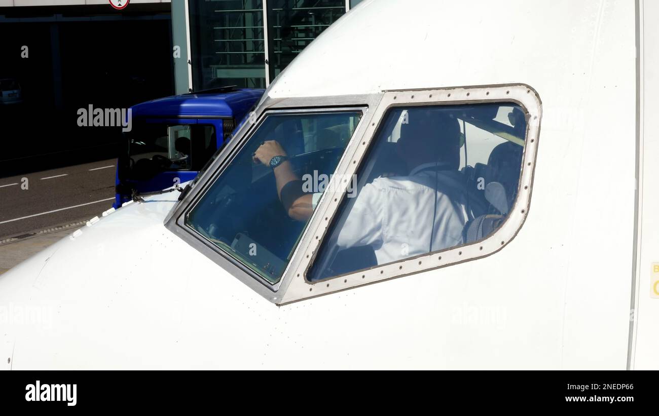 Ukraine International Airlines. Der Pilot im Cockpit im Flugzeug. Vorbereitung auf den nächsten Flug, Blick von außen. Hochwertiges Foto Stockfoto