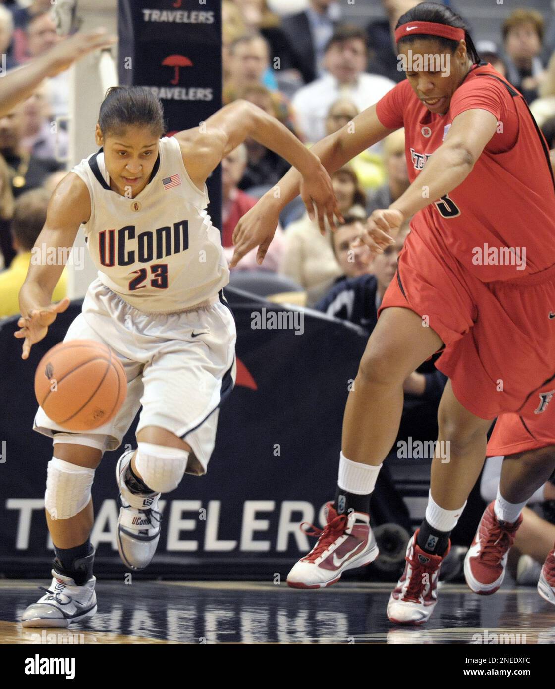 Connecticut's Maya Moore, left, breaks away with the ball while guarded by Rutgers' Erica Wheeler in the first half of a NCAA college basketball game in Hartford, Conn., Tuesday, Jan. 26, 2010. Connecticut won 73-36. (AP Photo/Jessica Hill) Stockfoto