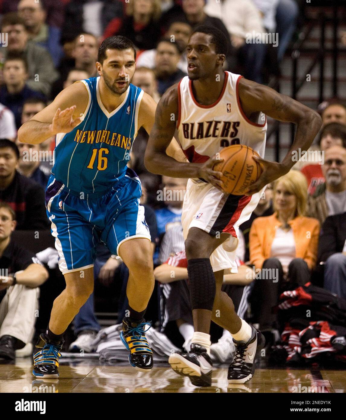 New Orleans Hornets forward Peja Stojakovic, left, from Belgrade, Serbia, guards Portland Trail Blazers forward Martell Webster during the second half of their NBA basketball game in Portland, Ore., Monday, Jan. 25, 2010.(AP Photo/Don Ryan) Stockfoto