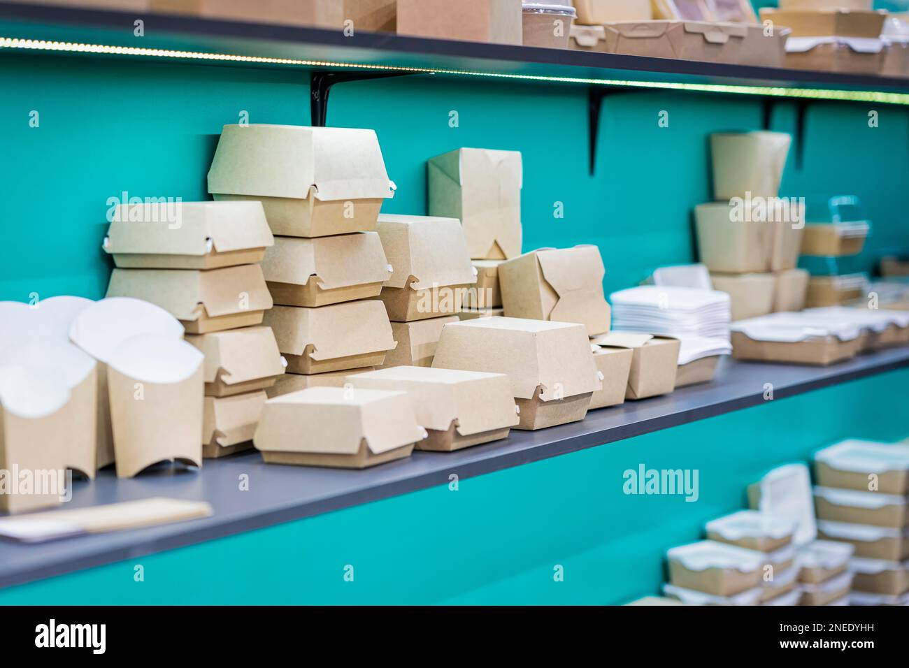 Verkauf in großen Mengen von natürlichen Kartons und Papptellern, umweltfreundliche Produkte ohne Kunststoff. Einweg-Geschirr aus Papier. Kein Abfall, umweltfreundliches Konzept Stockfoto