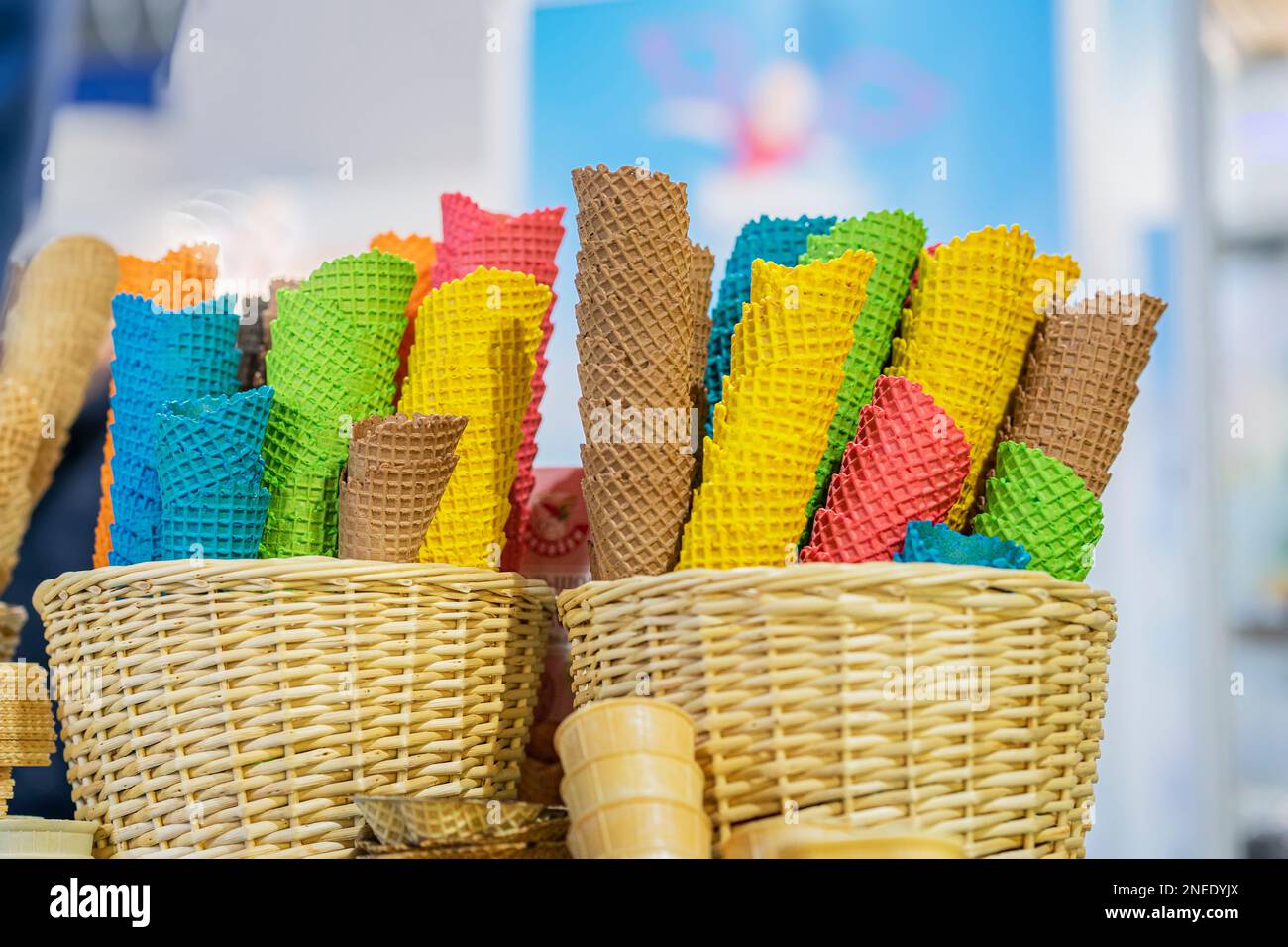 Leere Eiskegel in verschiedenen Farben für verschiedene Geschmacksrichtungen der Speiseeis-Nahaufnahme. Echte Szene in der Eisdiele Stockfoto