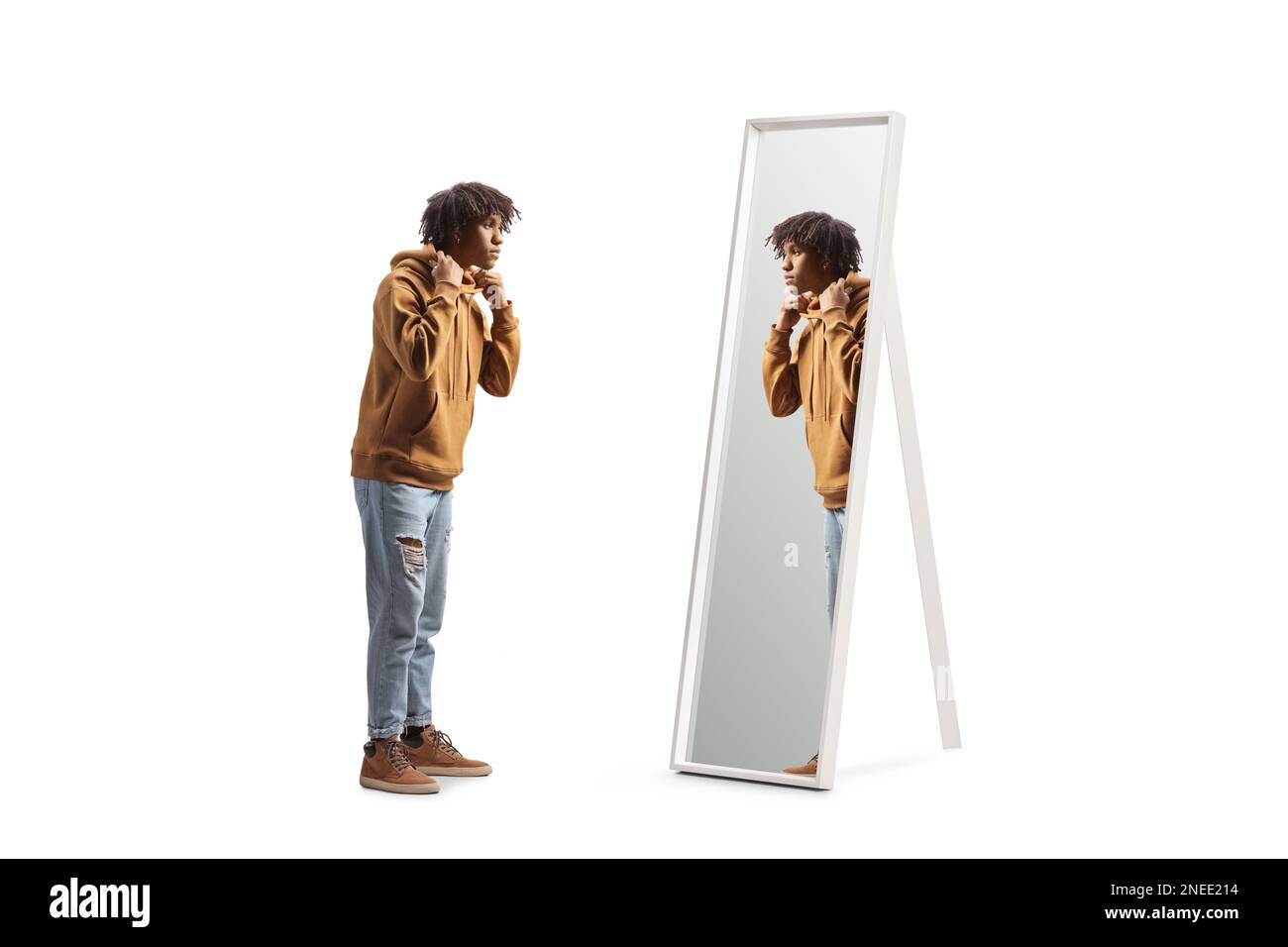 Profilfoto eines jungen afroamerikanischen Mannes, der vor einem Spiegel steht, isoliert auf weißem Hintergrund Stockfoto