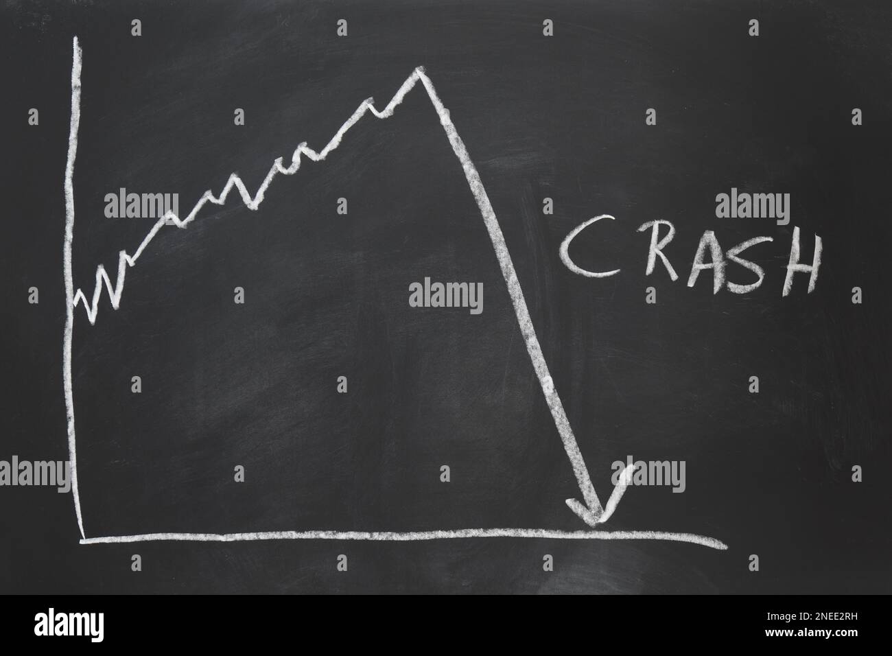 Börsencrash - Wirtschaftskrise - handgezeichnete Grafik auf Schwarzes Brett Stockfoto