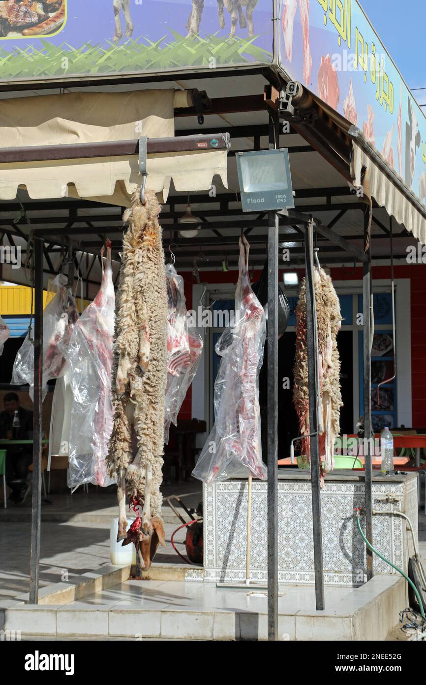 Verkaufsstand am Straßenrand, der frisches und gekochtes Schaffleisch in Tunesien verkauft Stockfoto