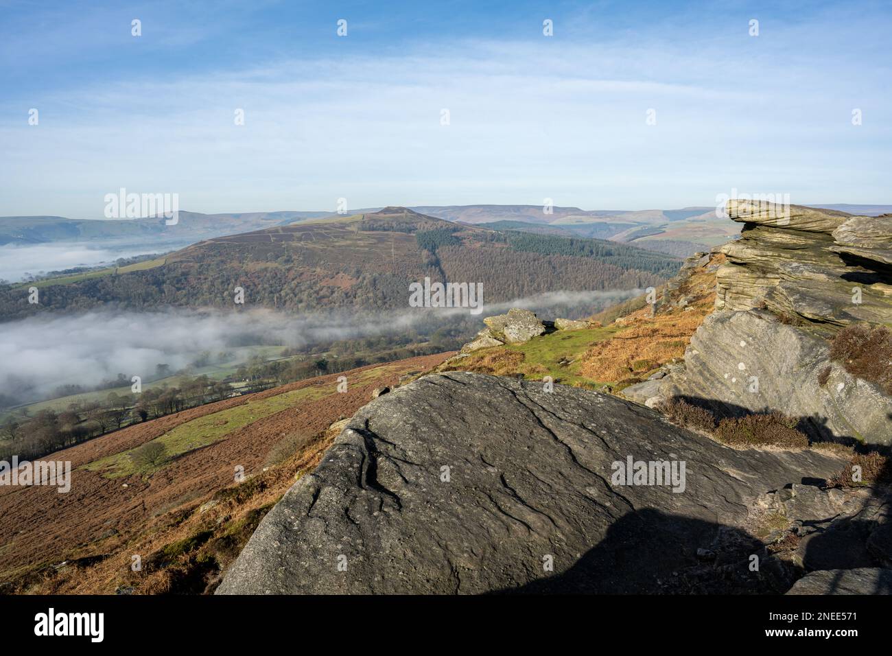 Bamford Edge bei Sonnenaufgang im Winter mit Blick auf Win Hill im Peak District National Park, England, Großbritannien. Stockfoto