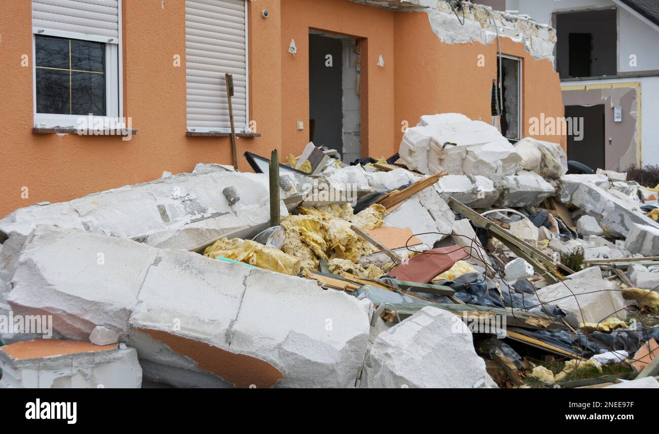 Zerstörtes Haus mit Trümmern im Vordergrund Stockfoto