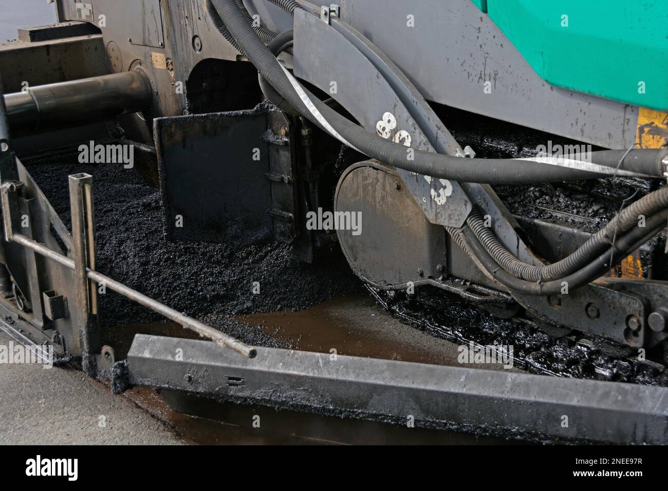 Nahaufnahme eines Asphaltfertigers mit heißem Asphalt Stockfoto