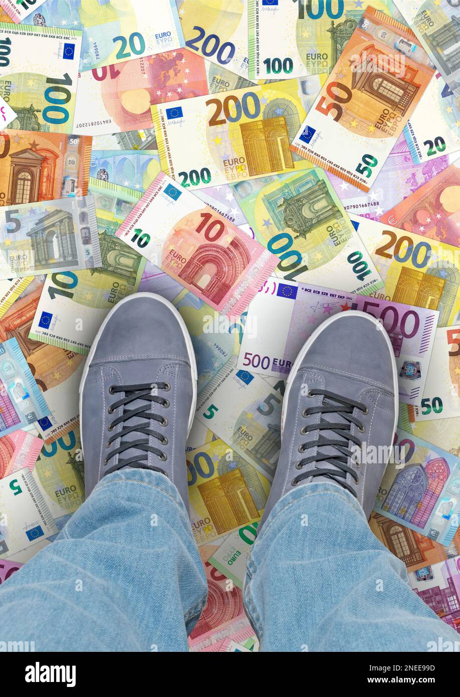 Das Geld liegt auf der Straße. Eine Person steht auf Euro-Banknoten im Porträtformat Stockfoto