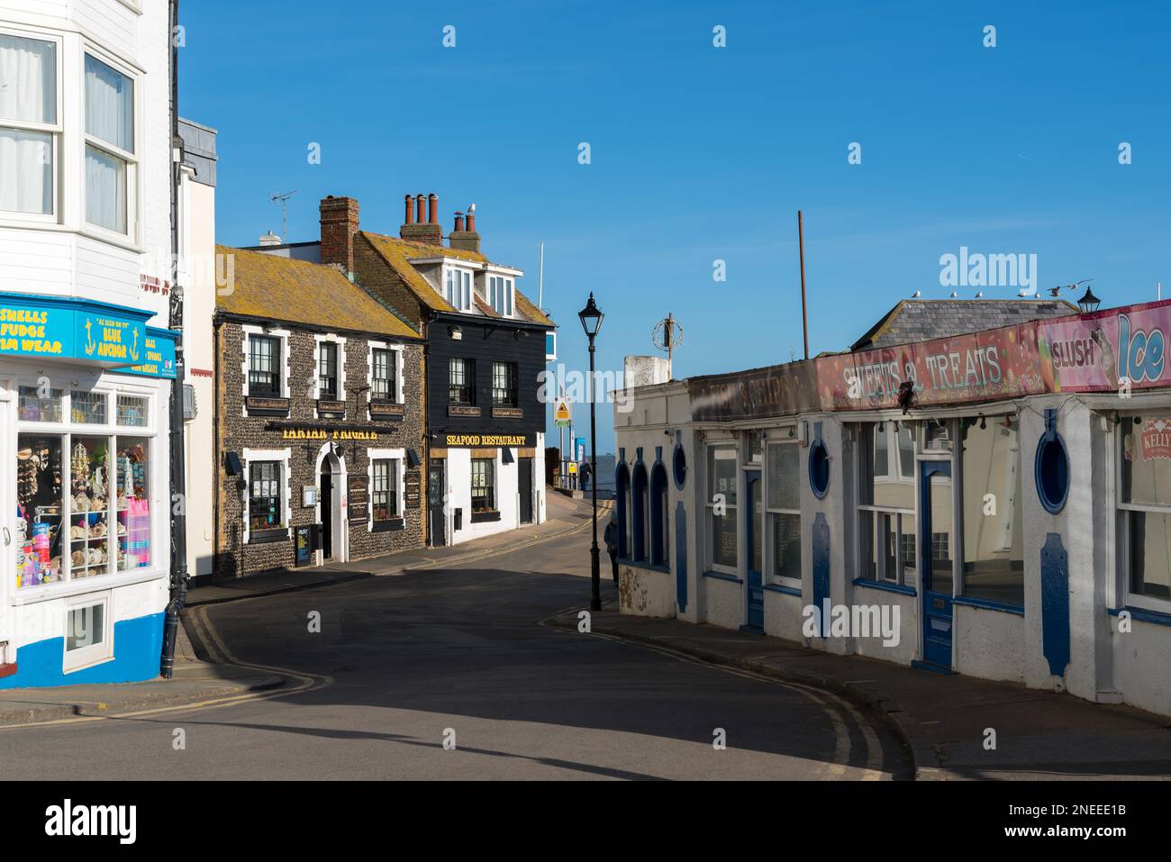 Broadstairs, KENT/UK - 29. JANUAR: Blick auf die Tatar-Frigate-Kneipe und andere Geschäfte in Broadstairs am 29. Januar 2020. Zwei nicht identifizierte Personen Stockfoto
