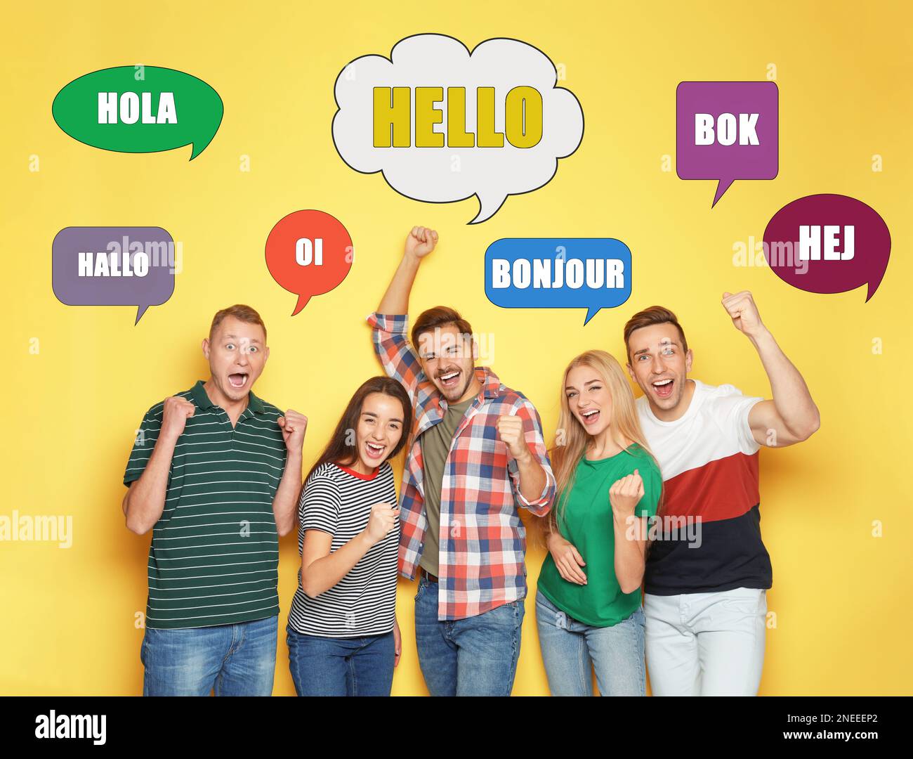 Glückliche Menschen und Darstellung von Sprechblasen mit dem Wort „Hallo“, das in verschiedenen Sprachen auf gelbem Hintergrund geschrieben ist Stockfoto