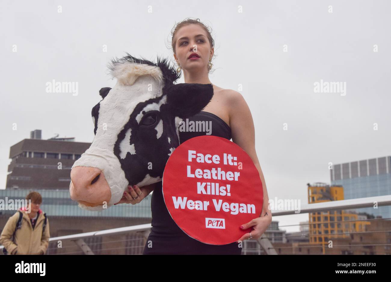 London, Großbritannien. 16. Februar 2023 PETA inszenierte am Vorabend der London Fashion Week einen „Laufsteg“ auf der Millennium Bridge mit einem Modell, das einen künstlichen Kuhkopf im Schiaparelli-Stil trug. Der Stunt soll die Menschen dazu inspirieren, Tierleder loszuwerden, und verweist auf Schiaparellis „Tierköpfe“, die kürzlich auf der Pariser Modewoche viel Kontroversen ausgelöst haben. Kredit: Vuk Valcic/Alamy Live News Stockfoto
