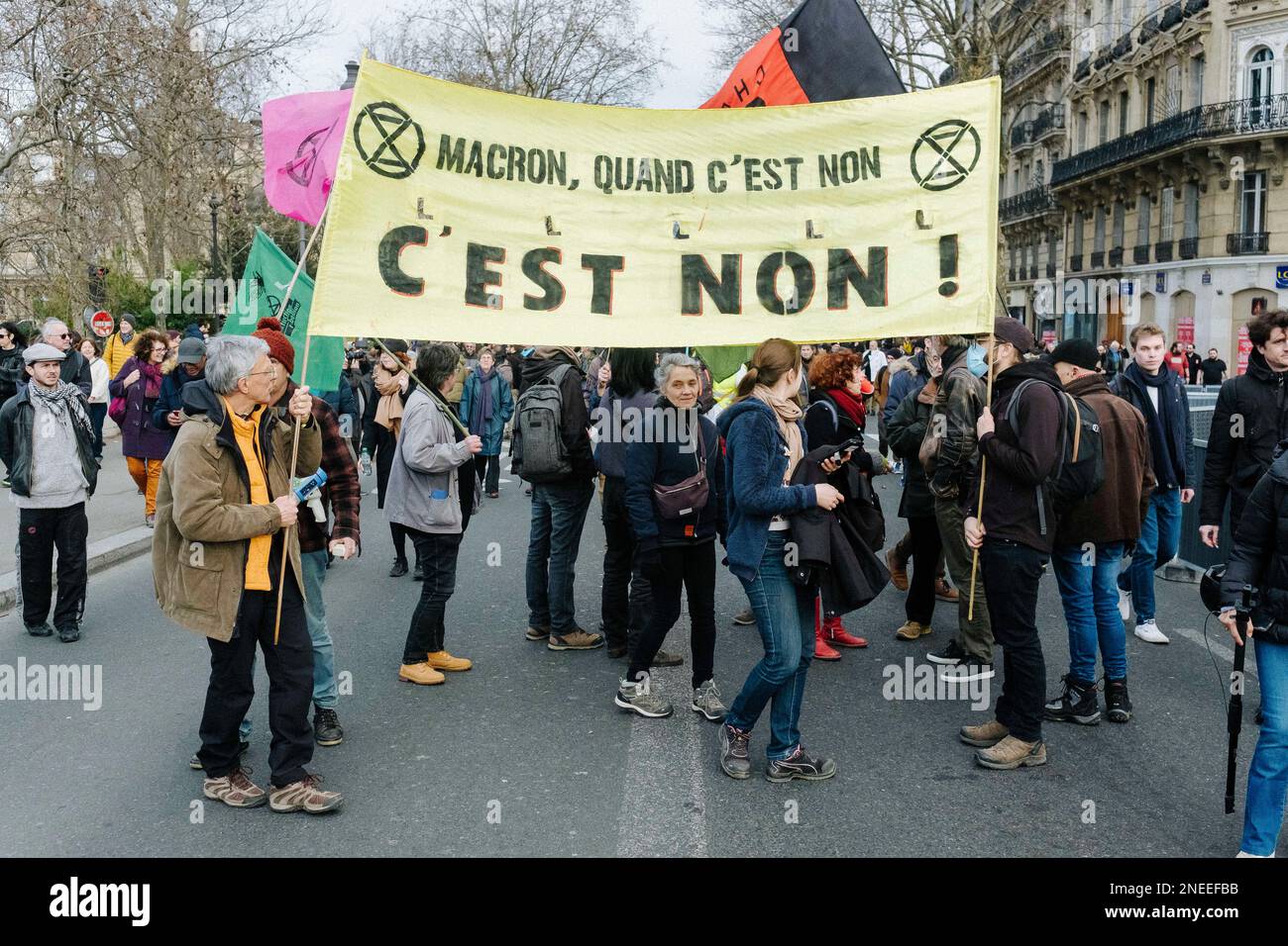 Frankreich / Paris, 16/02/2023, Jan Schmidt-Whitley/Le Pictorium - Demonstration am 16. Februar gegen die Rentenreform - 16/2/2023 - Frankreich / Paris / Paris - Ein Banner mit: Macron when it's no from Extinction Rebelion. Zehntausende Demonstranten kamen in Paris zusammen, um auf Wunsch der Gewerkschaften gegen die Rentenreform der Regierung zu protestieren. Stockfoto