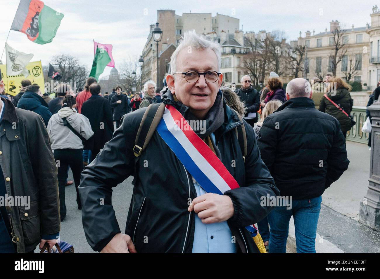 Frankreich / Paris, 16/02/2023, Jan Schmidt-Whitley/Le Pictorium - Demonstration am 16. Februar gegen die Rentenreform - 16/2/2023 - Frankreich / Paris / Paris - Pierre Laurent, Vizepräsident des Senats. Zehntausende Demonstranten kamen in Paris zusammen, um auf Wunsch der Gewerkschaften gegen die Rentenreform der Regierung zu protestieren. Stockfoto