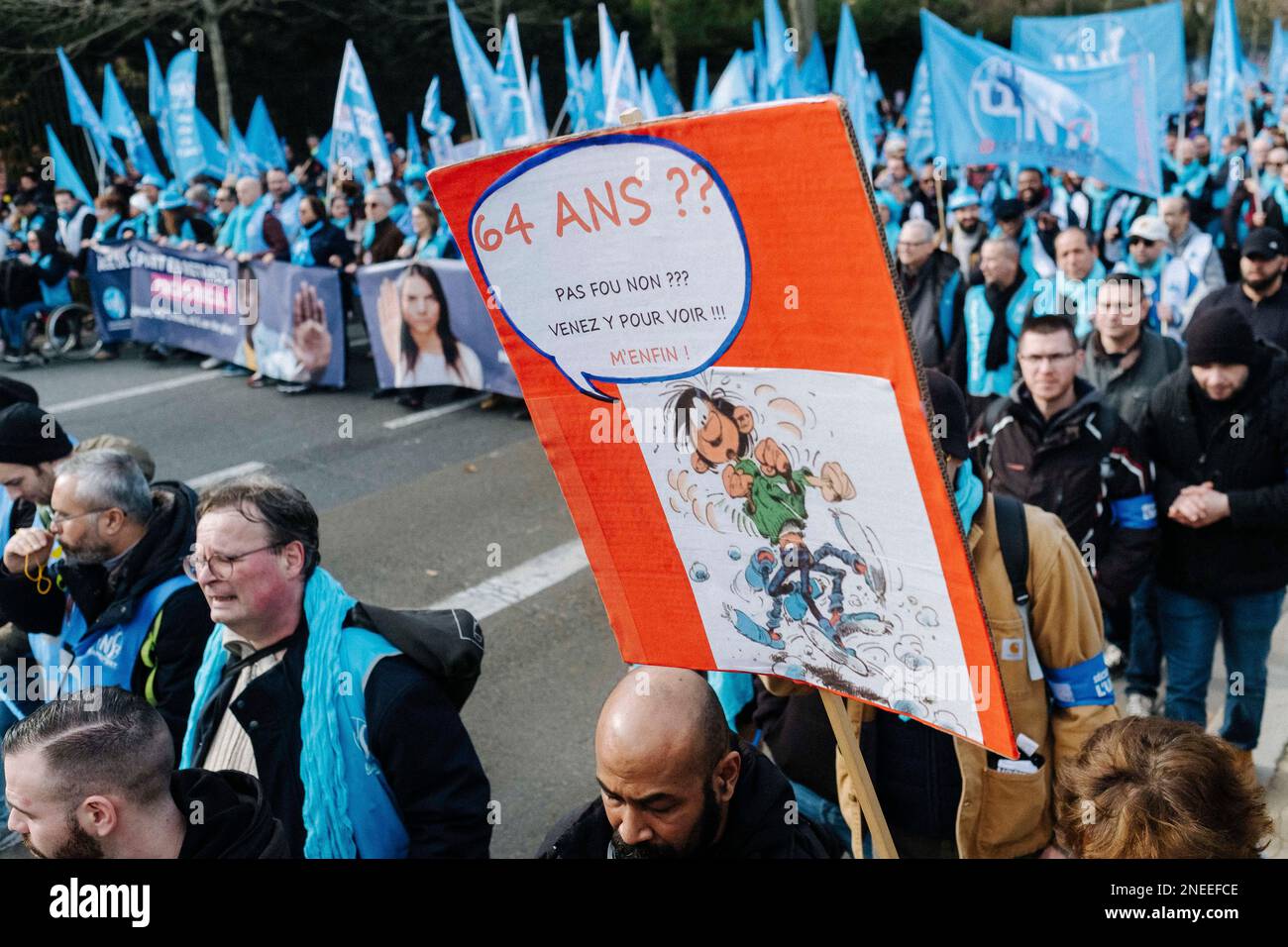 Frankreich / Paris, 16/02/2023, Jan Schmidt-Whitley/Le Pictorium - Demonstration am 16. Februar gegen die Rentenreform - 16/2/2023 - Frankreich / Paris / Paris - Ein Schild mit Gaston Lagaffe: 64 Jahre alt, nicht verrückt?Zehntausende Demonstranten versammelten sich in Paris, um auf Wunsch der Gewerkschaften gegen die Rentenreform der getragenen Regierung zu protestieren. Stockfoto