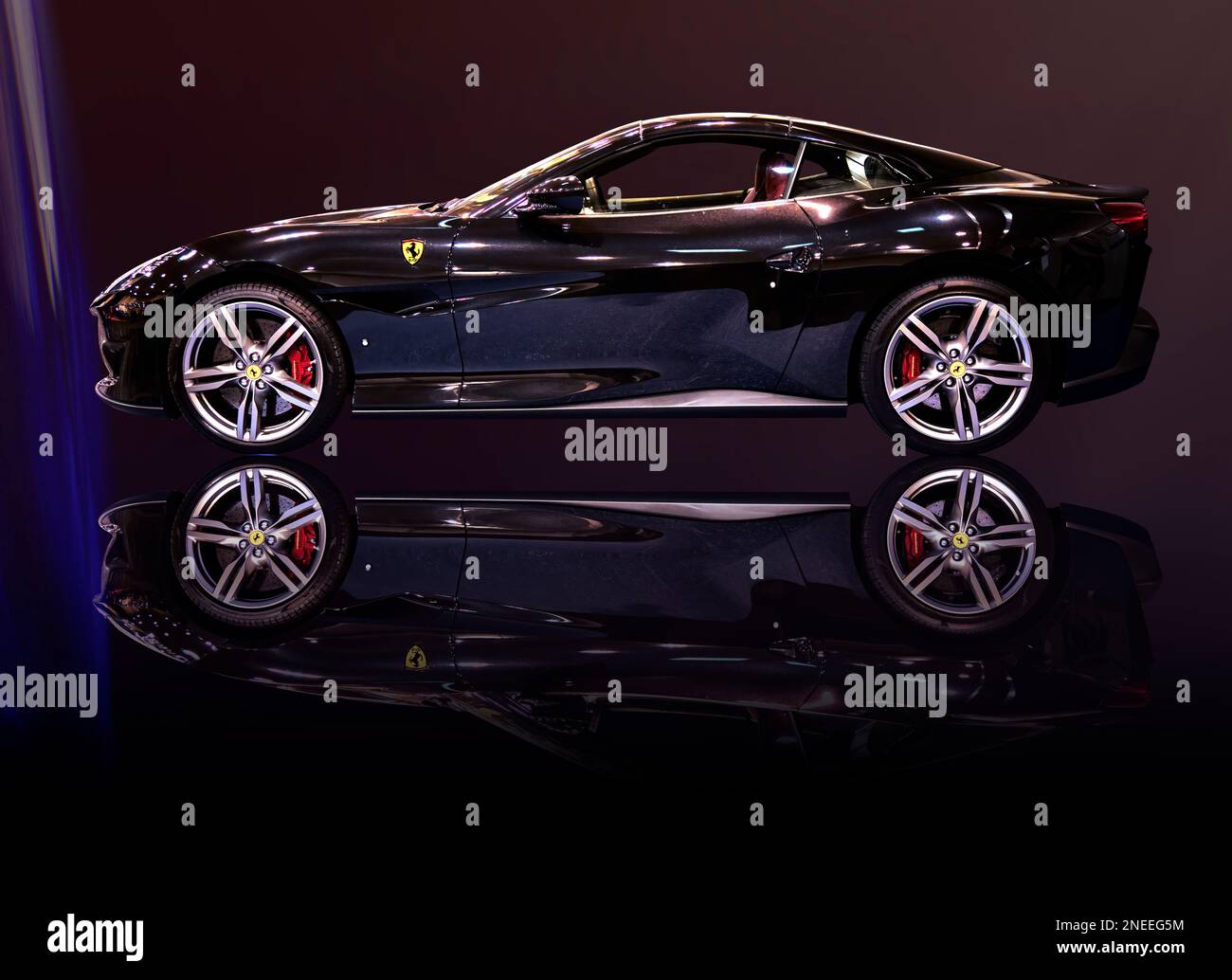 Ferrari-Sportwagen aus Italien in Schwarz auf Spiegelfläche, Essen, Deutschland, 5. Dezember 2022 Stockfoto