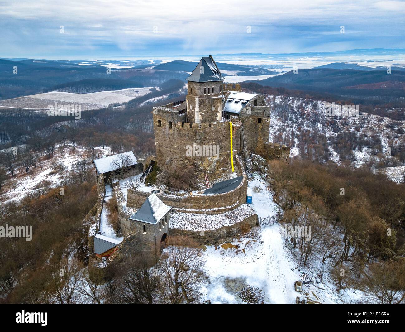 Luftaufnahme der Burg Hollókő mit einer verschneiten Landschaft, Ungarn Stockfoto