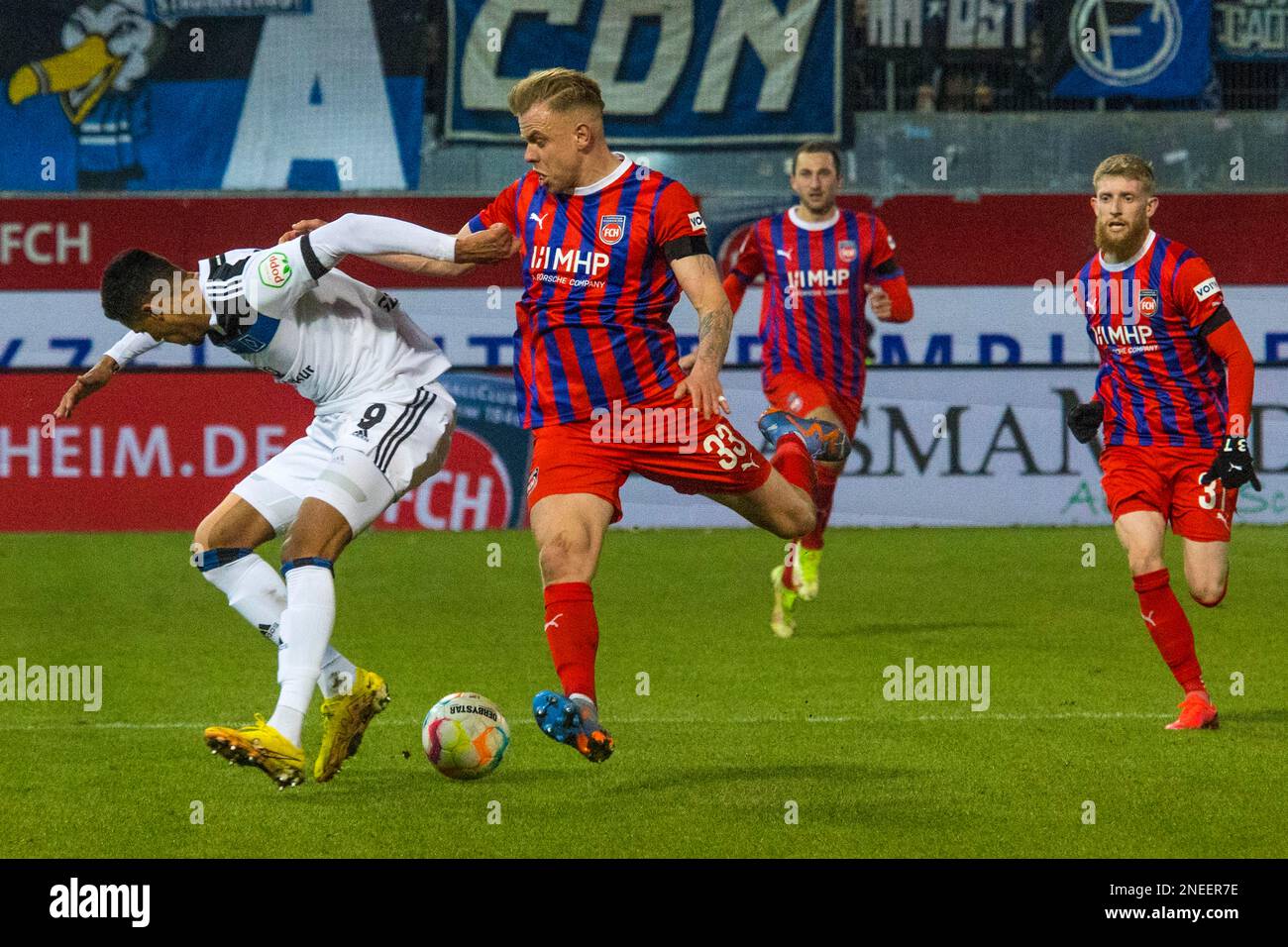 Robert GLATZEL (Hamburger SV) verließ den Saal in einem Duell mit Lennard MALONEY (1. FC Heidenheim) Stockfoto