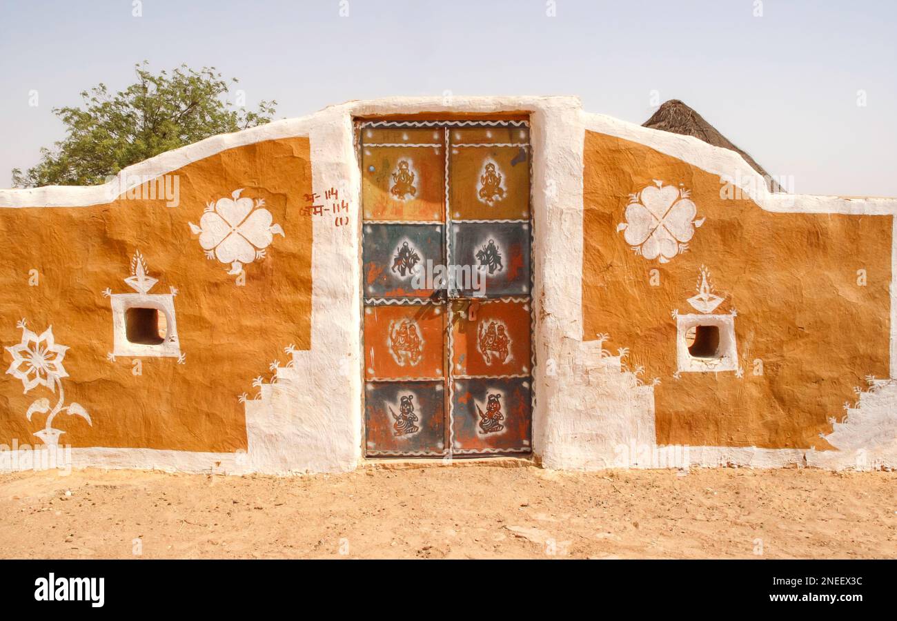 Farbenfroher Eingang zum winzigen Khuri Village, traditionelles ländliches indisches Schlammdorf, Thar Wüste, Rajasthan, Indien Stockfoto
