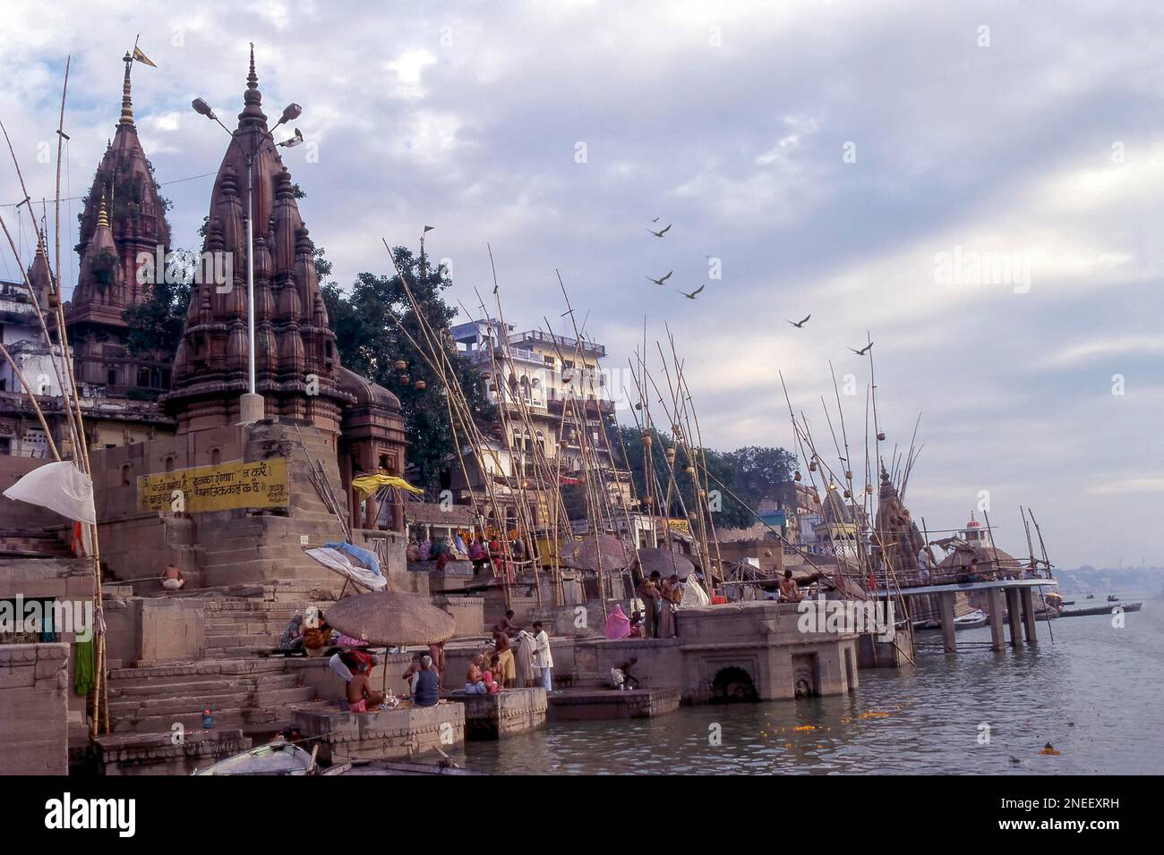 Manikarnika Ghat heiligster Ort für Hindu, um eine Leiche am Ganges zu verbrennen, Ganga in Varanasi oder Benares, Uttar Pradesh, Indien, Asien Stockfoto