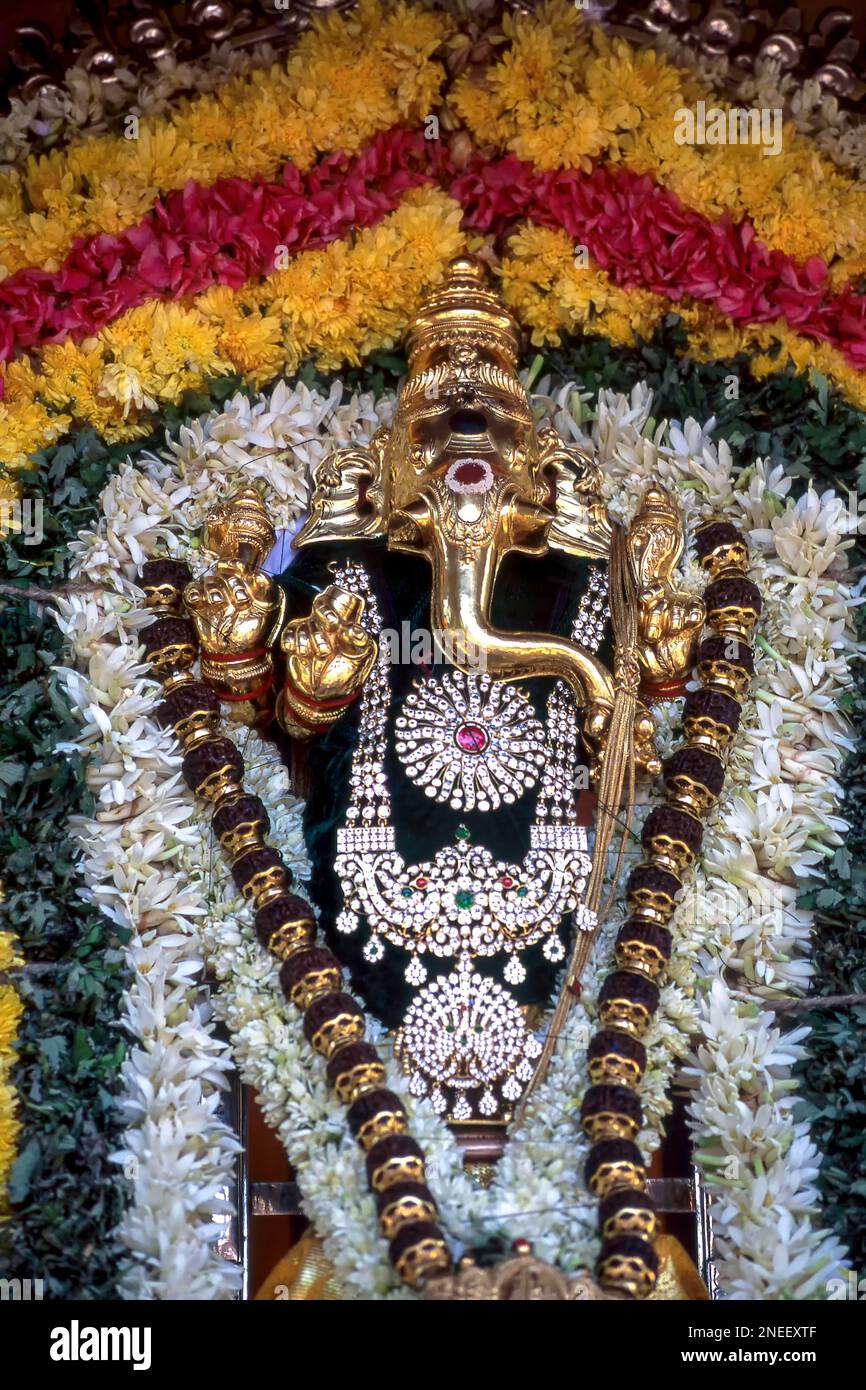 Dekorierter goldener Ganesha im Karpaga Vinayagar Tempel in Pillaiyarpatti, Tamil Nadu, Indien, Asien Stockfoto