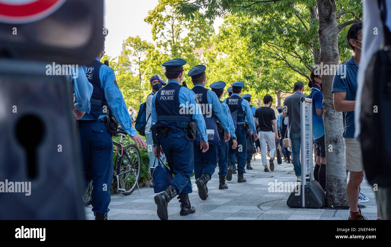 Polizeibeamte auf Patrouille in Tokio, Japan. Stockfoto