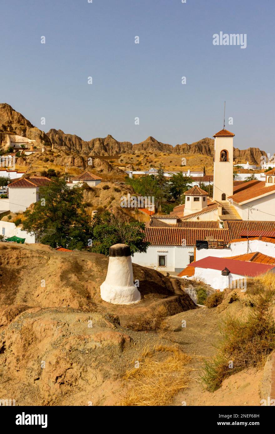 Schornsteine unterirdischer Höhlenhäuser in der Gegend Barrio de Cuevas von Guadix, einer Stadt in Andalusien im Süden Spaniens. Stockfoto