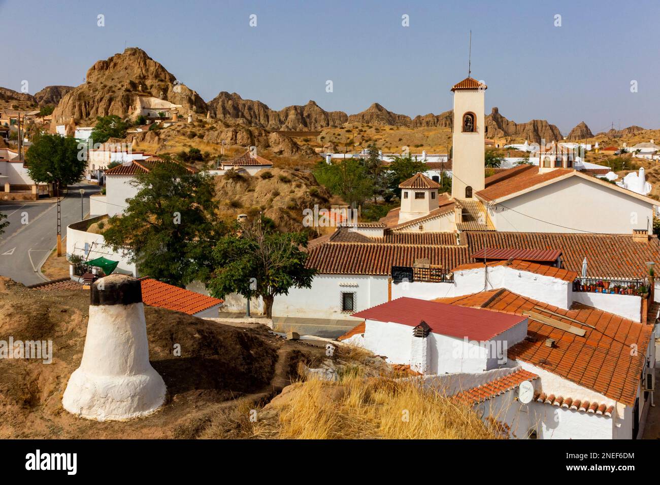 Schornsteine unterirdischer Höhlenhäuser in der Gegend Barrio de Cuevas von Guadix, einer Stadt in Andalusien im Süden Spaniens. Stockfoto