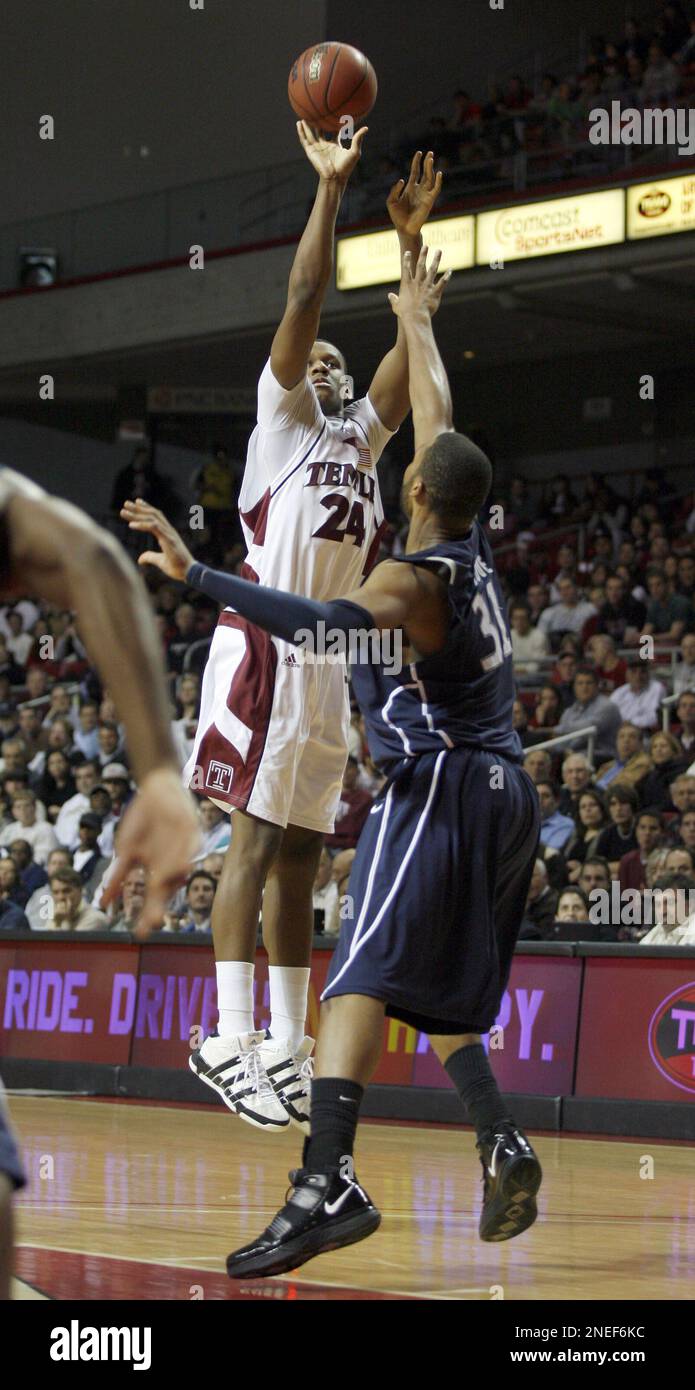 Temple's' Lavoy Allen (24) shoots over Xavier's Jason Love (31) in the second half of an NCAA basketball game Wednesday, Jan. 20, 2010, in Philadelphia. (AP Photo/H. Rumph Jr)) Stockfoto