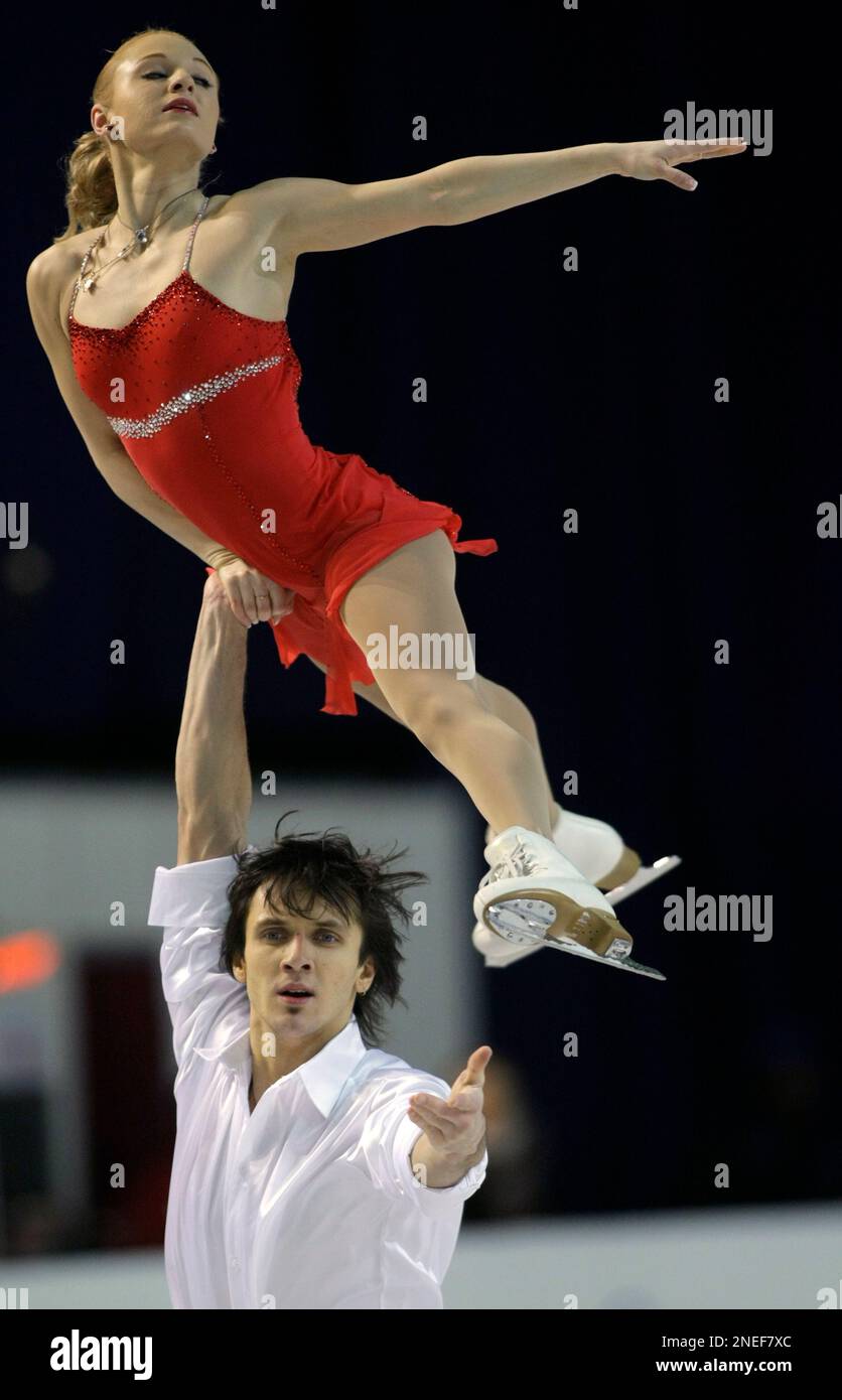 Russia's Maria Mukhortova, top, and Maxim Trankov, bottom, perform their free program at the ISU European figure skating championships in Tallinn, Estonia, Wednesday, Jan. 20, 2010. (AP Photo/Ivan Sekretarev) Stockfoto