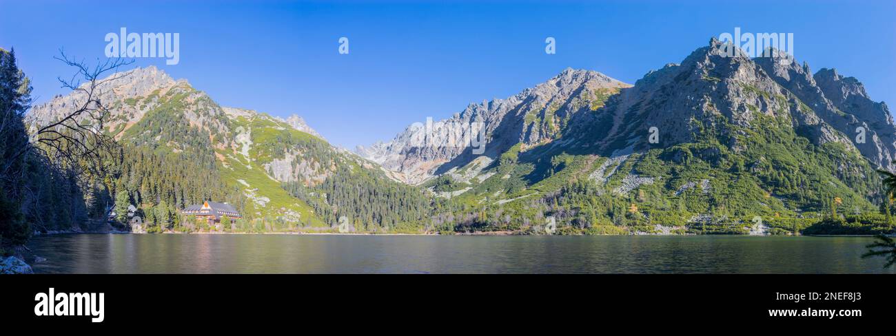 Hohe Tatra - das Panorama des Popradske Pleso Sees im Herbst. Stockfoto