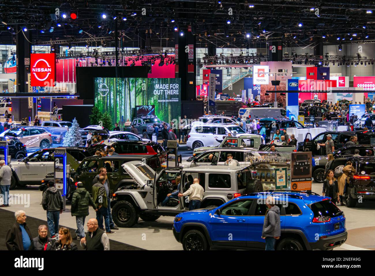 Chicago, IL, USA - 15. Februar 2023: Besucher der jährlich stattfindenden Chicago Auto Show 2023 am Mittwoch. Stockfoto