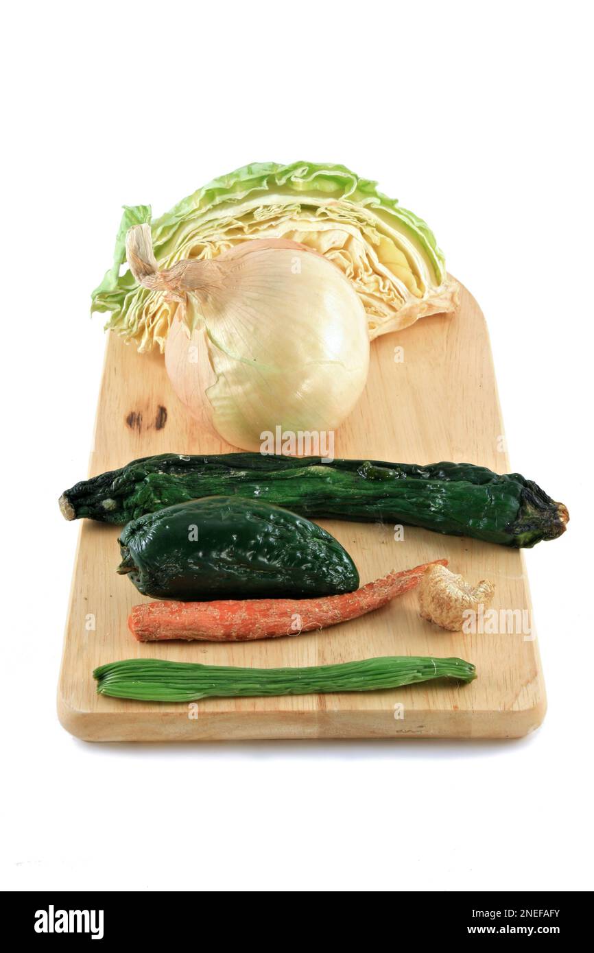 Verdorbenes Essen auf dem Schneidebrett Stockfoto