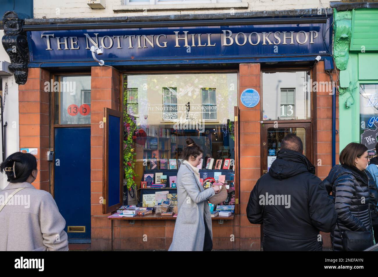Die Leute kommen an der Einkaufsmeile des Notting Hill Buchladens vorbei. Blenheim Crescent, London, England, Großbritannien Stockfoto