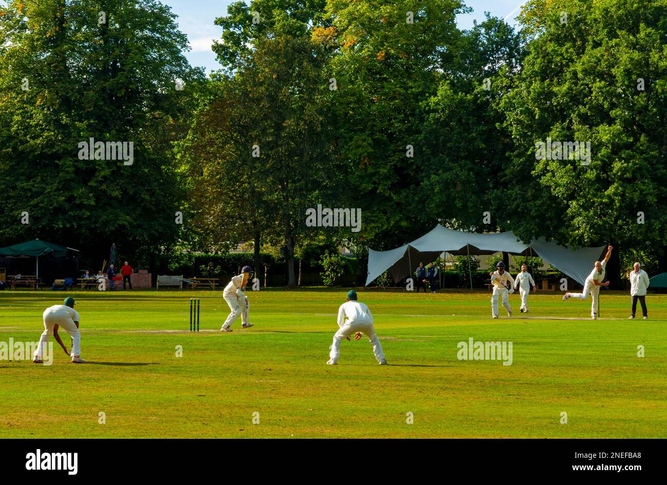 Dorfcricket-Karte im Toft Cricket Club in Knutsford Cheshire England, ein traditioneller Sommersport. Stockfoto